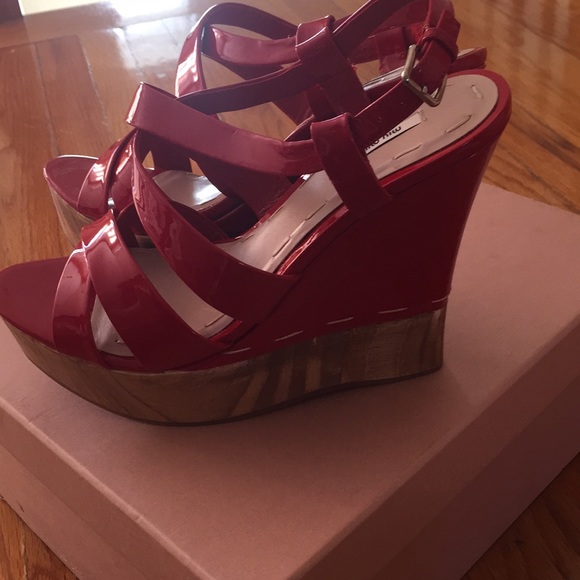 Miu Miu red patent leather wedges new - Picture 4 of 8